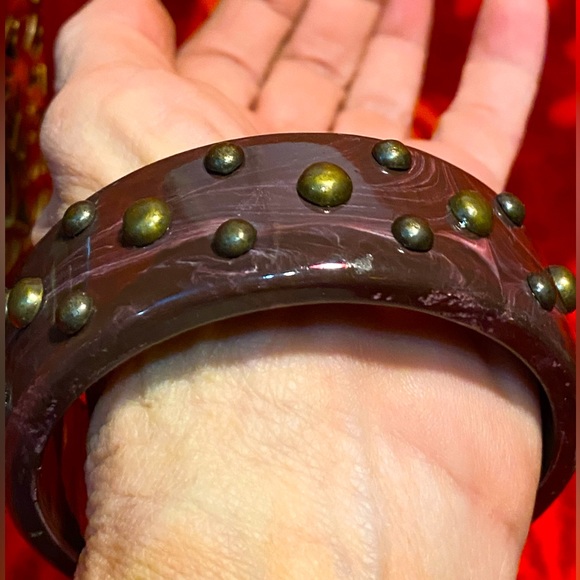 Sale 3/$20 VTG chunky lucite bangle, marbled chocolate brown with bronze studs - Picture 9 of 10